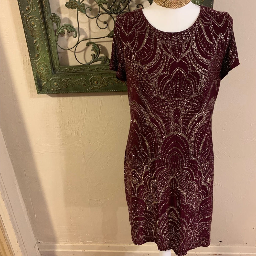 Short burgundy dress with gold glitter